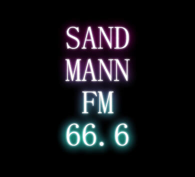 Uma placa de neon mostra a escrita "Sandmann FM 66.6", com uma iluminação em degradê vertical da cor rosa para verde-água